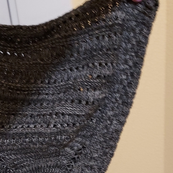 Elegant gray knit sweater patterned knit- Perfect for any occasion- Size Large - Picture 5 of 6